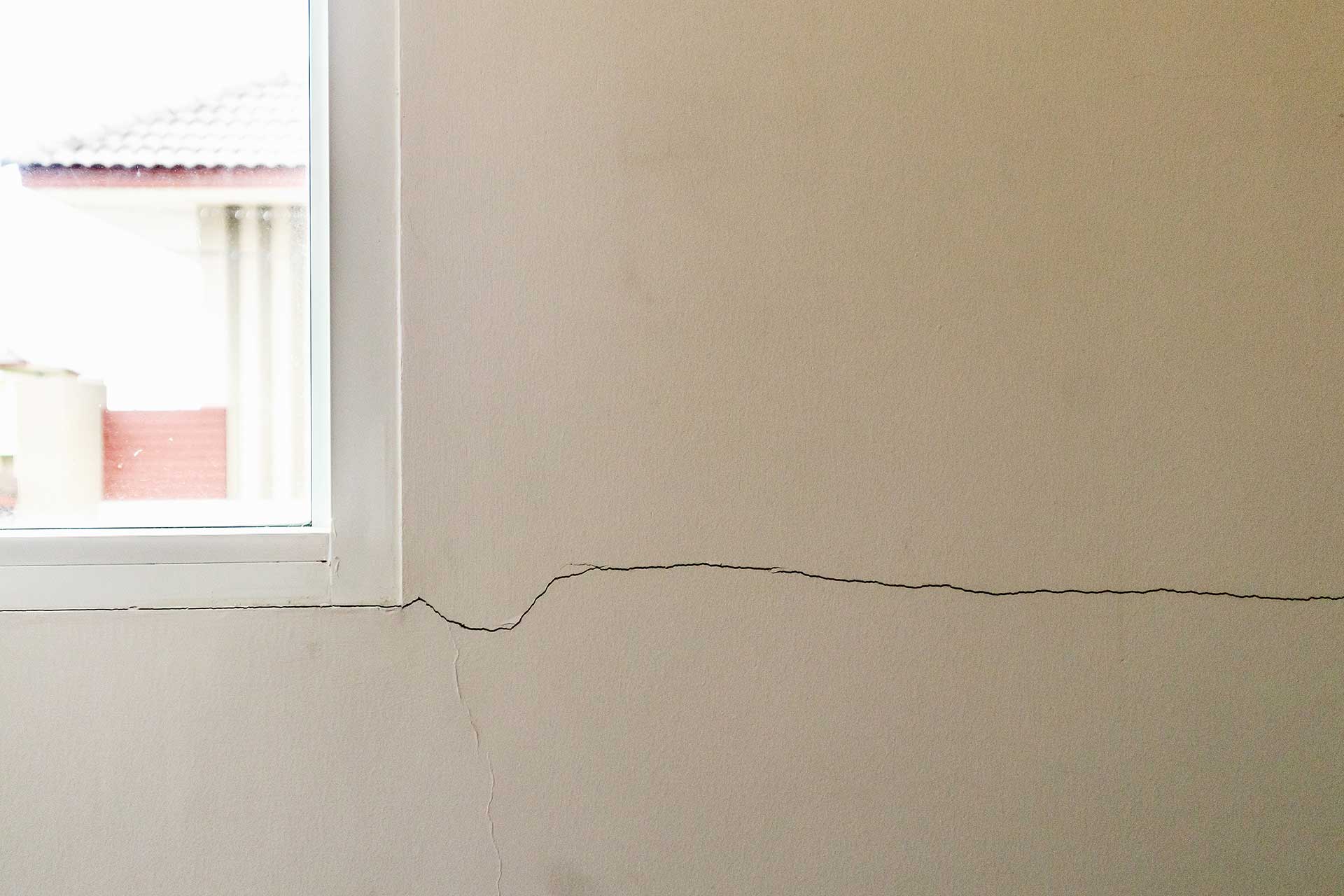 horizontal crack in wall